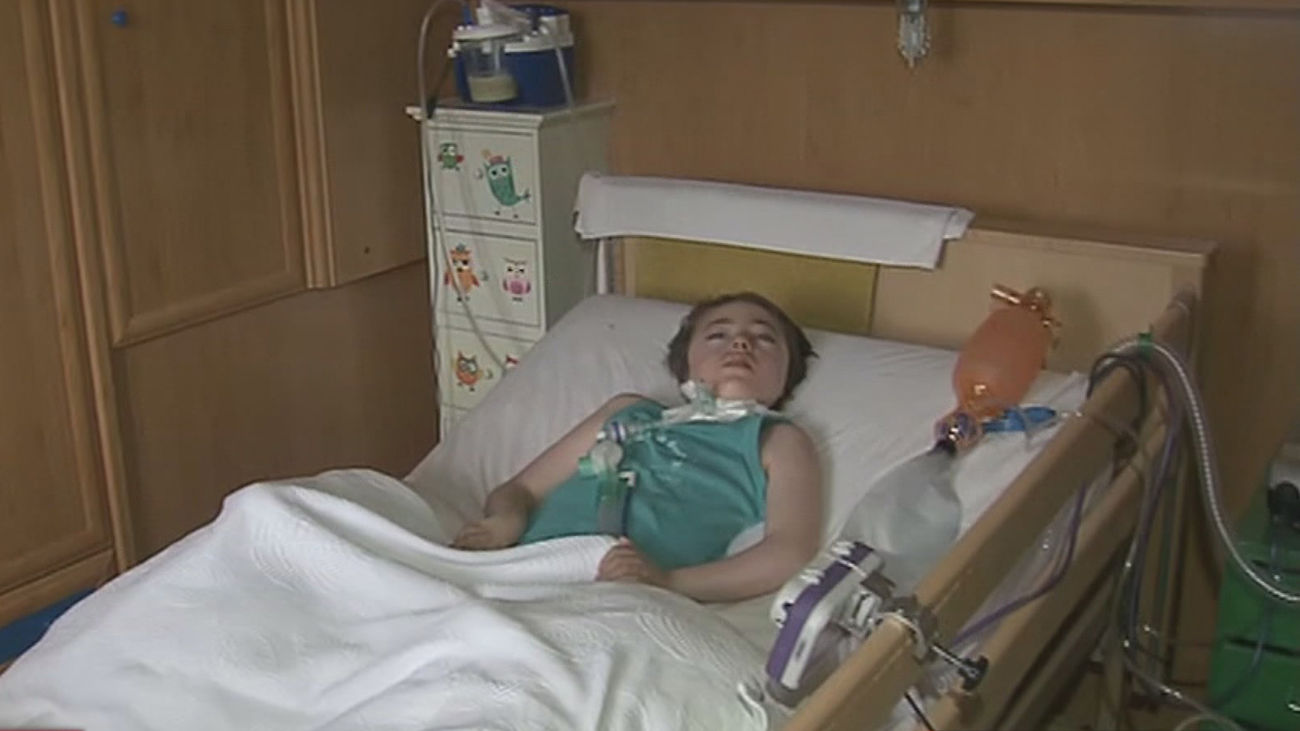 La subida de la luz funde la economía de una familia de Madrid con un niño 'electrodependiente'