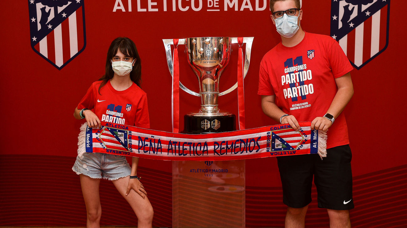 Alcorcón acoge la Copa de Liga de fútbol ganada por el Atlético