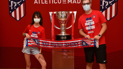 Alcorcón acoge la Copa de Liga de fútbol ganada por el Atlético