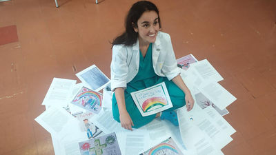 Premian a una doctora del Hospital de la Princesa por cartas de apoyo a enfermos de covid