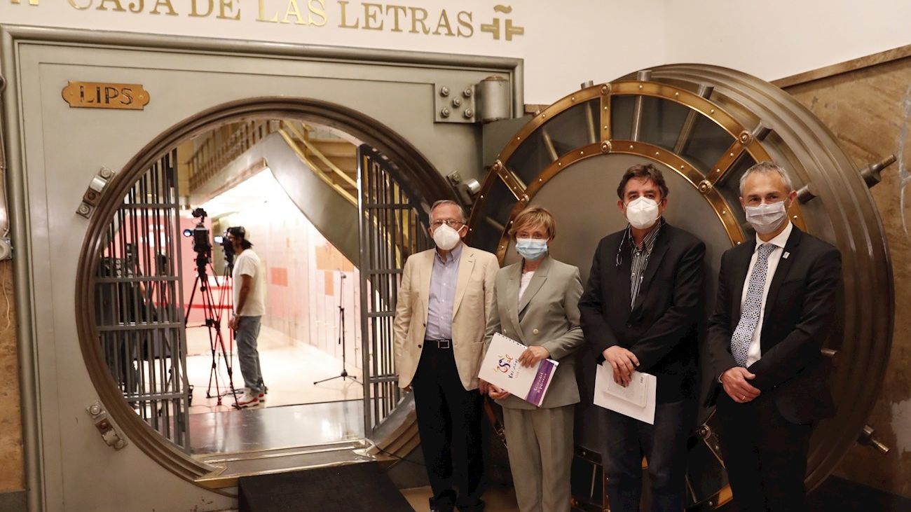 Miguel de Unamuno Adarraga, primero por la izquierda, junto a la directora de la Casa-Museo Unamuno,  el director del Instituto Cervantes y el rector de la Universidad de Salamanca,