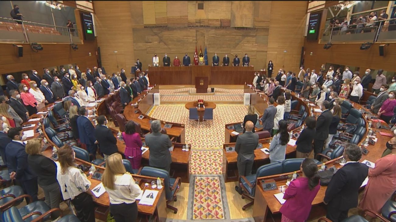 Minuto de silencio en la Asamblea por los dos últimos asesinatos  de violencia machista en Madrid