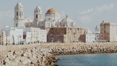 Estos son los destinos de vacaciones más caros y más baratos de España