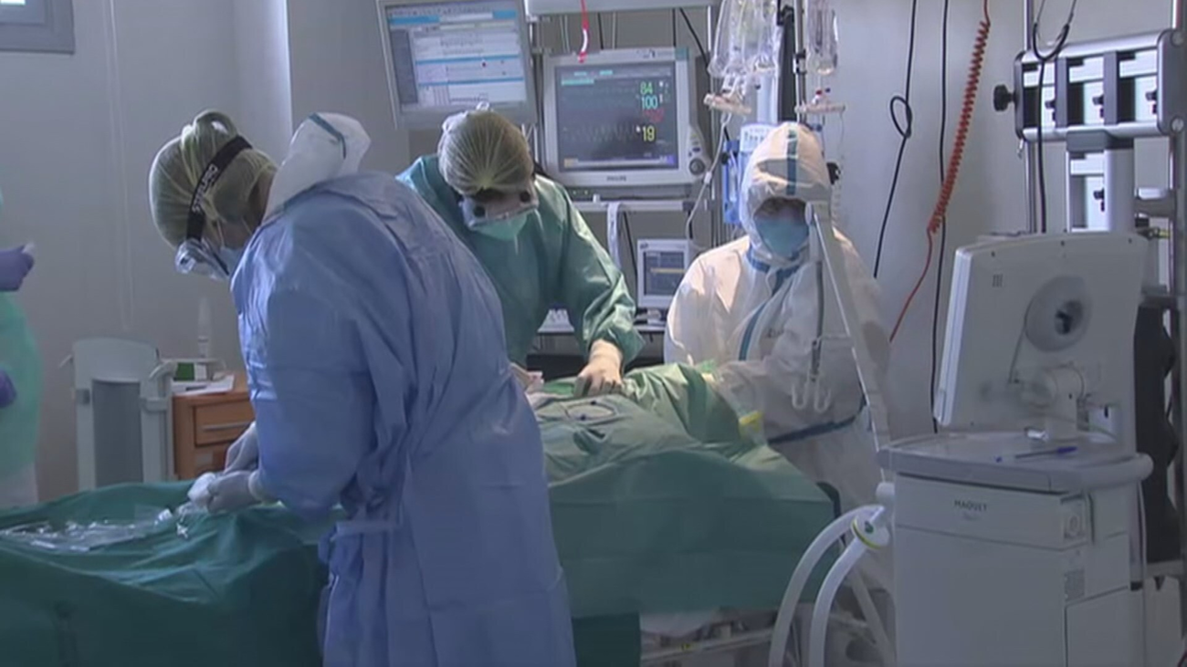 Sanitarios realizan una prueba diagnóstica a un enfermo de covid