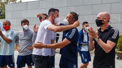 La Selección recibe con honores a Busquets