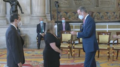 El rey premia a 24 trabajadores esenciales por su valor y coraje durante la pandemia
