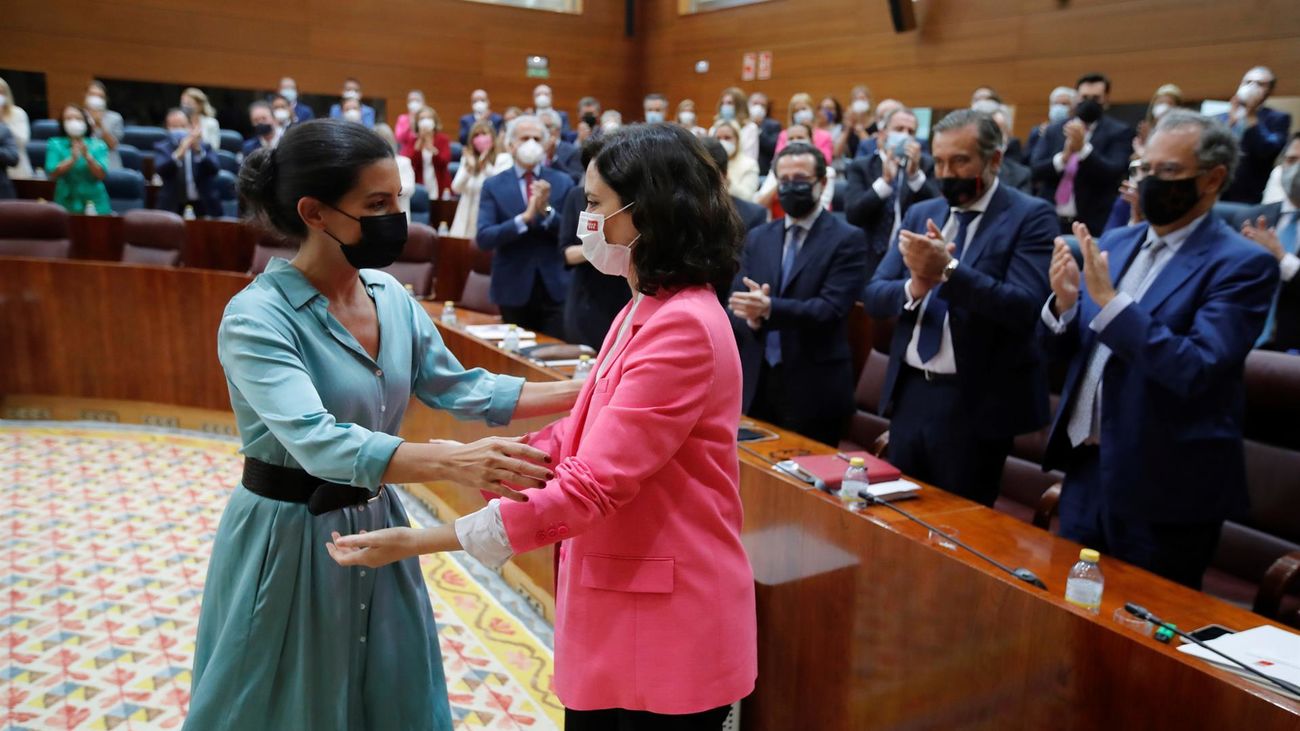 Ayuso y Monasterio se saludan tras el debate de investidura en la Asamblea de Madrid