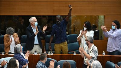 Bronca en la Asamblea de Madrid después de que Monasterio dijera que Serigne Mbayé "entró de forma ilegal"