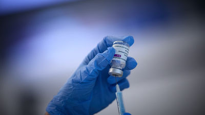 El efecto secundario de las vacunas que provoca muchas falsas alarmas en pacientes de cáncer de Madrid