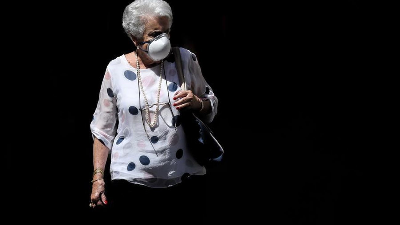 Expertos piden "prudencia" ante el anuncio de retirar la mascarilla en exteriores