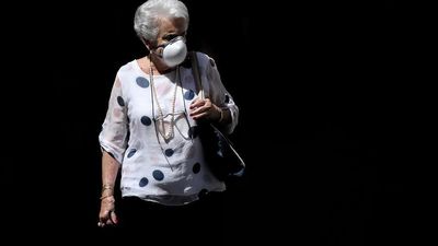 Expertos piden "prudencia" ante el anuncio de retirar la mascarilla en exteriores