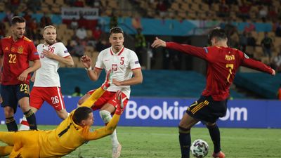 1-1. Lewandowski y el poste frustran a España