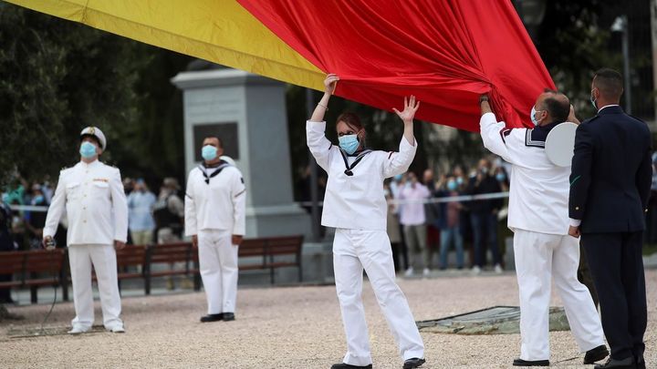 Izado solemne de la bandera en Colón para celebrar el séptimo aniversario de la proclamación de Felipe VI