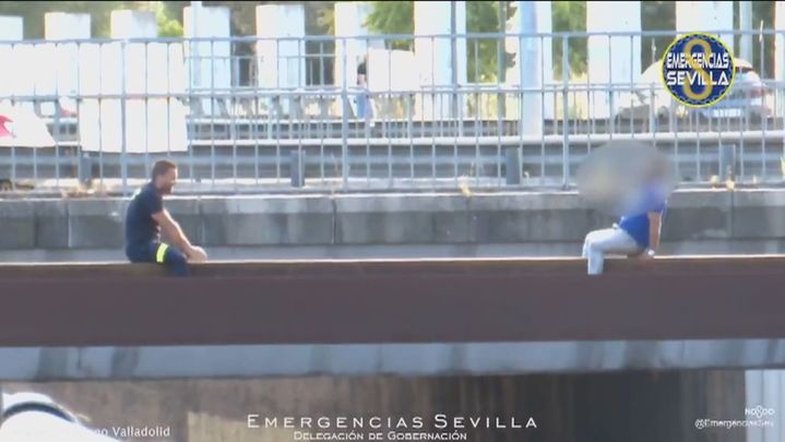 Un bombero experimentado en la resolución de conflictos no ha parado hasta que le ha rescatado sano y salv / Telemadrid