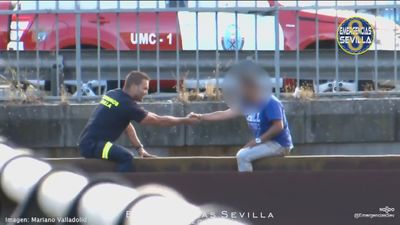 Rescate heroico de un bombero sobre una viga a 5 metros de altura