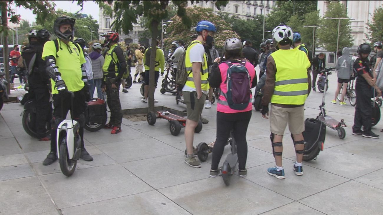 Usuarios de patinetes eléctricos y monociclos piden circular por el carril bici