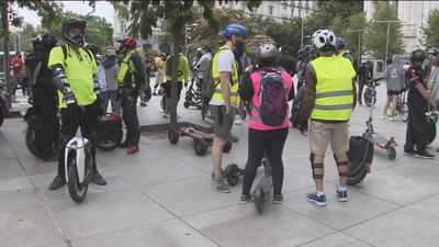 Usuarios de patinetes eléctricos y monociclos piden circular por el carril bici