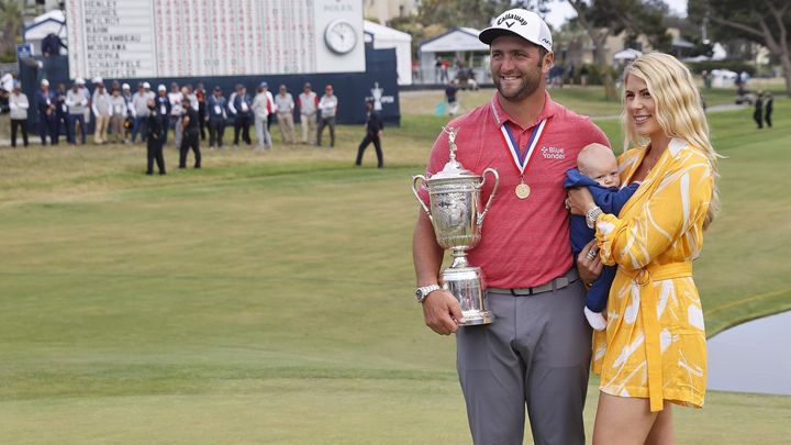 Jon Rahm con su mujer e hijo / EFE
