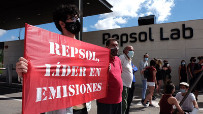 Un centenar de activistas protestan ante las instalaciones de Repsol en Móstoles
