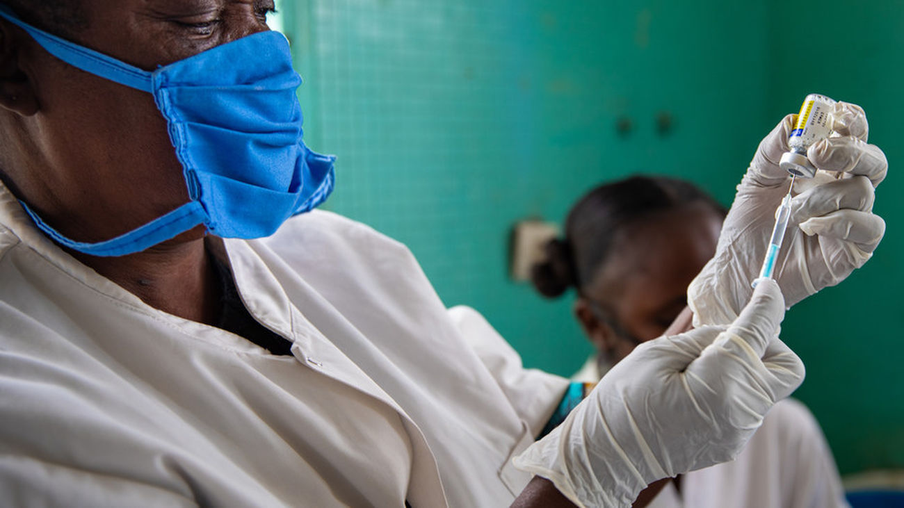 Campaña de vacunación en una población africana