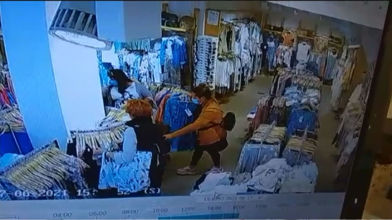 Carteristas en tiendas de Vallecas, pilladas por las cámaras