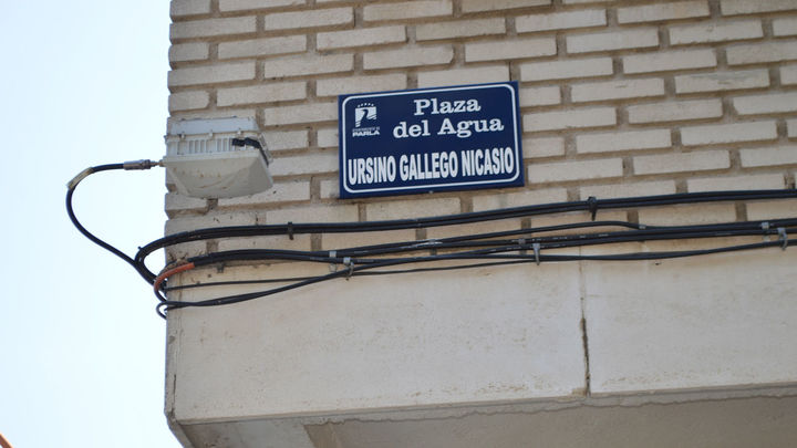 Placa de la plaza en recuerdo del joven fallecido en los altercados de 1979 / AYTO PARLA