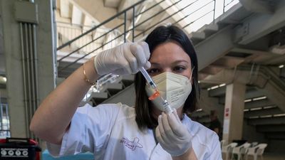 Empujón para la vacuna en Madrid a los 'cuarentones': la Autocita ya funciona para los que tengan 43 y 44 años