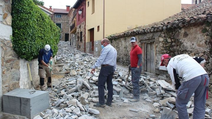 La calle Nueva de Garganta completamente levantada para sustituir el pavimento / AYTO GARGANTA DE LOS MONTES