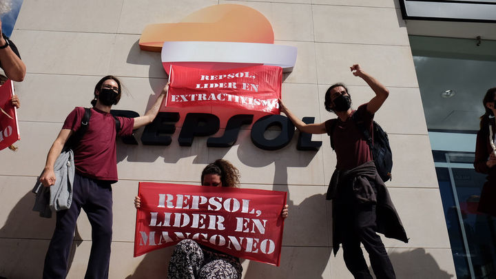 Uno de los momentos de la protesta frente a la sede de Repsol en Móstoles / AMIGOS DE LA TIERRA