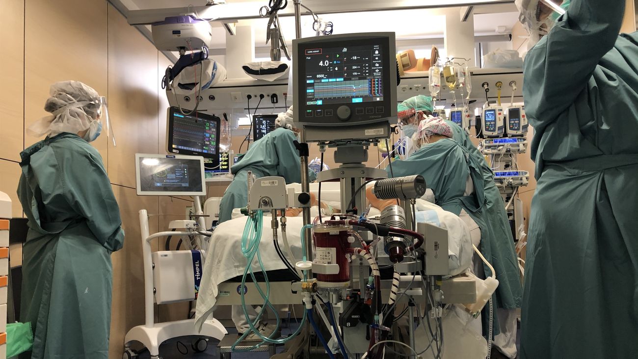 Profesionales sanitarios atienden a un paciente en una UCI Covid