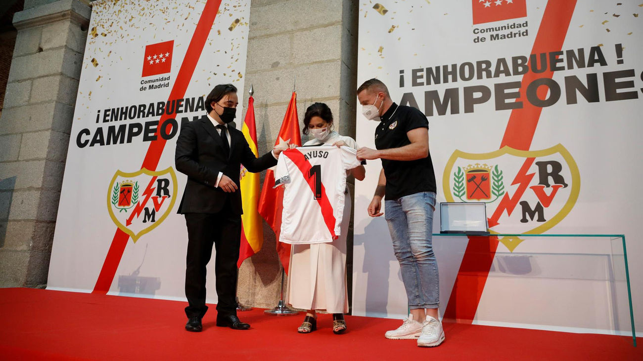 El Rayo celebra su histórica vuelta a Primera arropado por Ayuso y Almeida
