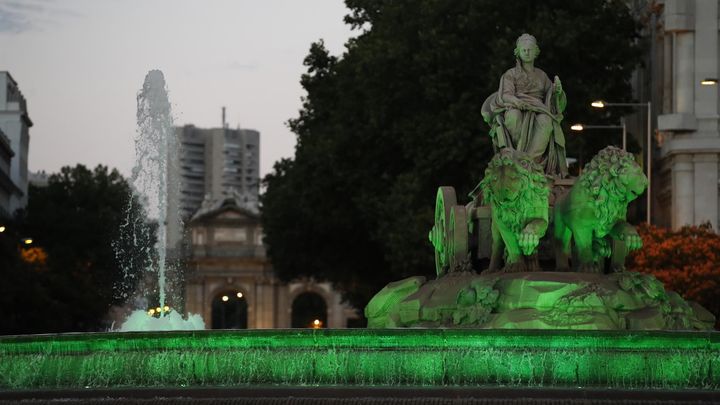 La madrileña fuente de La Cibeles se viste de verde para conmemorar el Día Mundial contra la ELA (Esclerosis Lateral Amiotrófica) / EFE