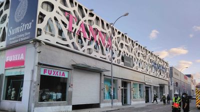 Bomberos de Fuenlabrada extinguen un incendio en una nave textil de Cobo Calleja
