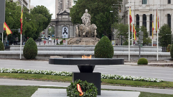Pebetero instalado en la calle de Alcalá frente al palacio de Cibeles / EUROPA PRESS