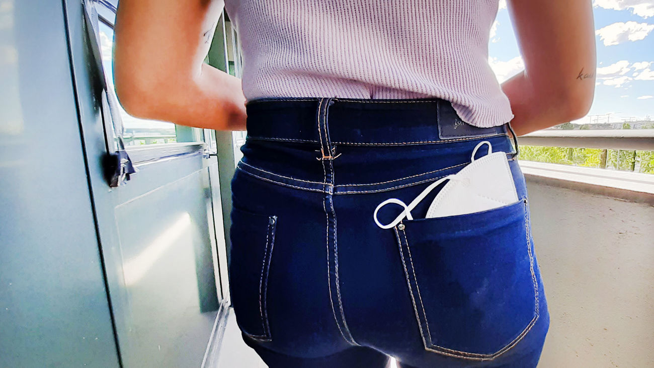 Sin mascarilla al aire libre, pero con una en el bolsillo