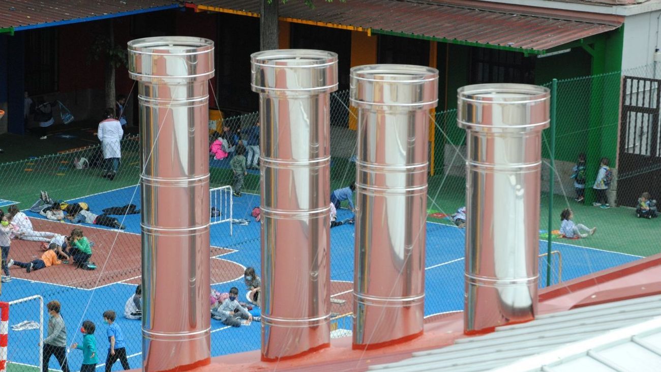 Chimeneas de cocinas fantasma junto al colegio público Unamuno de Madrid
