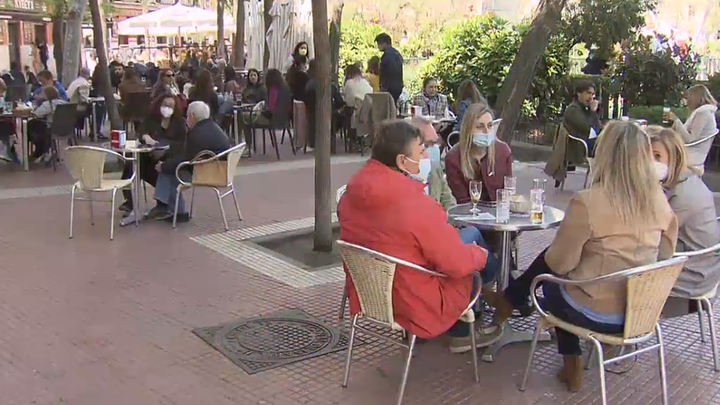 Polémica por la consulta del Ayuntamiento de Madrid sobre las terrazas de bares y restaurantes