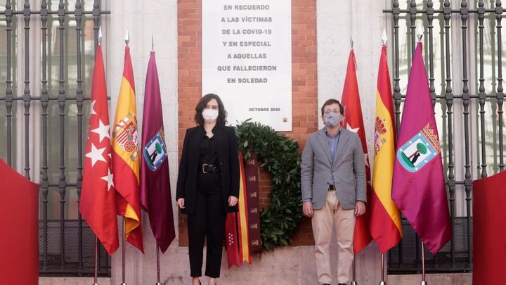 Homenaje a las víctimas de la pandemia en la Puerta del Sol / COMUNIDAD DE MADRID