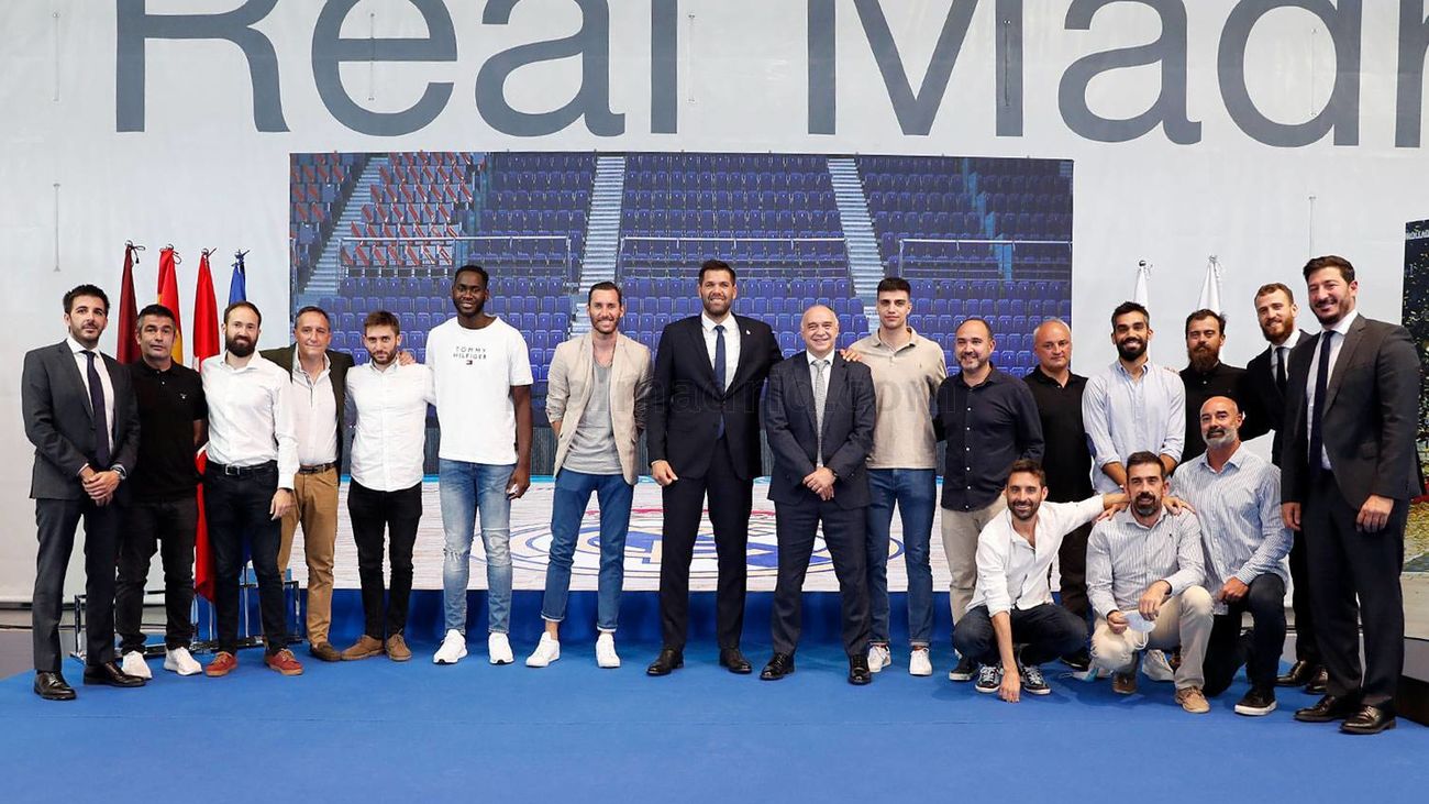 Felipe Reyes arropado por sus compañeros del Real Madrid