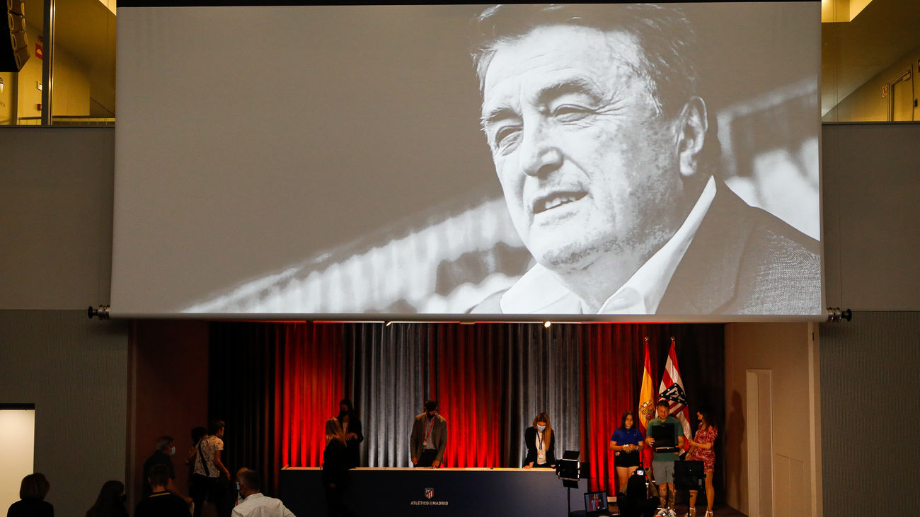 El Atlético impone a Antic, a título póstumo, la insignia de plata del club