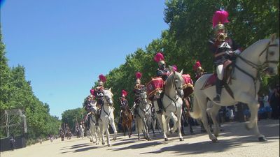Desfile completo en el Retiro de la Policía Municipal de Madrid para celebrar San Juan