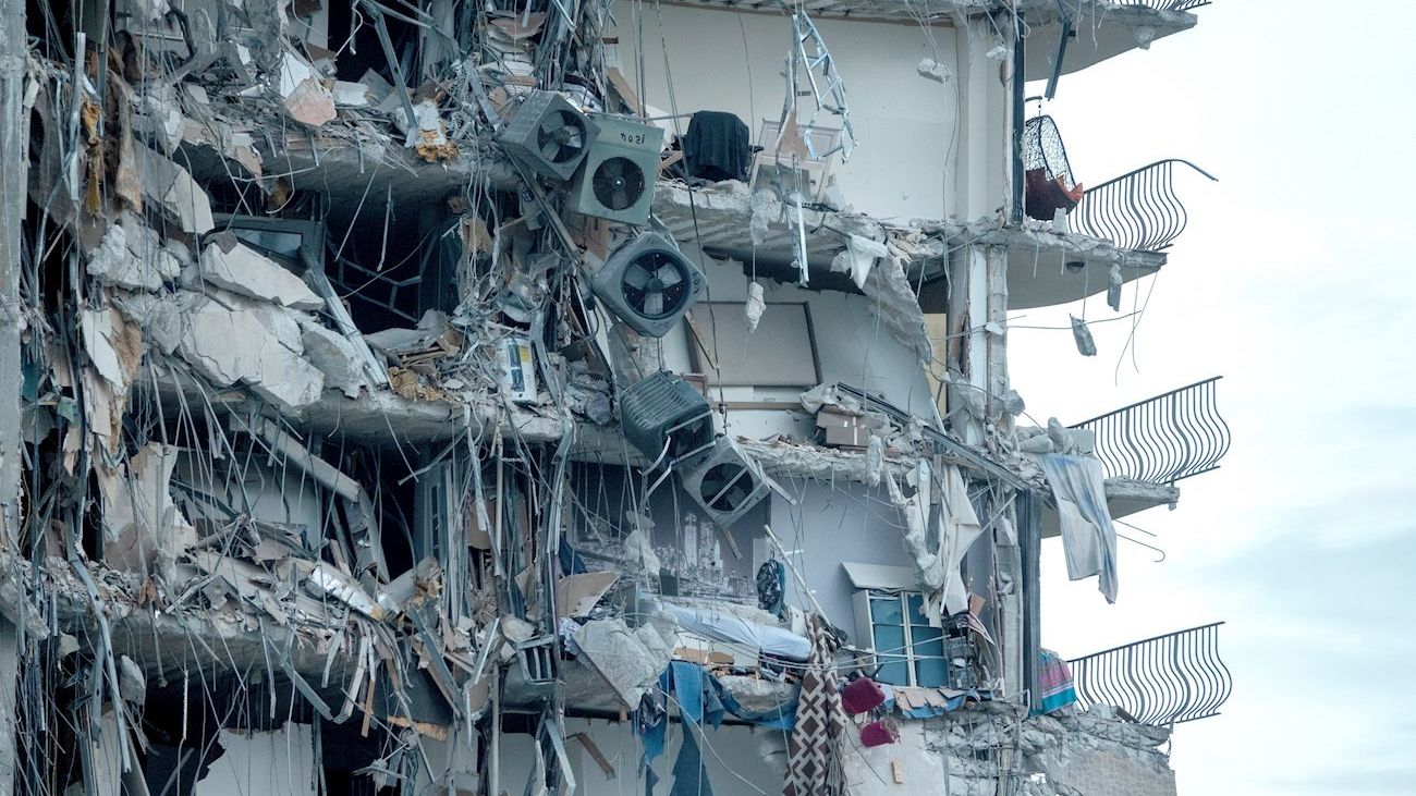 Estado de la parte derrumbada del edificio situado en Miami Beach