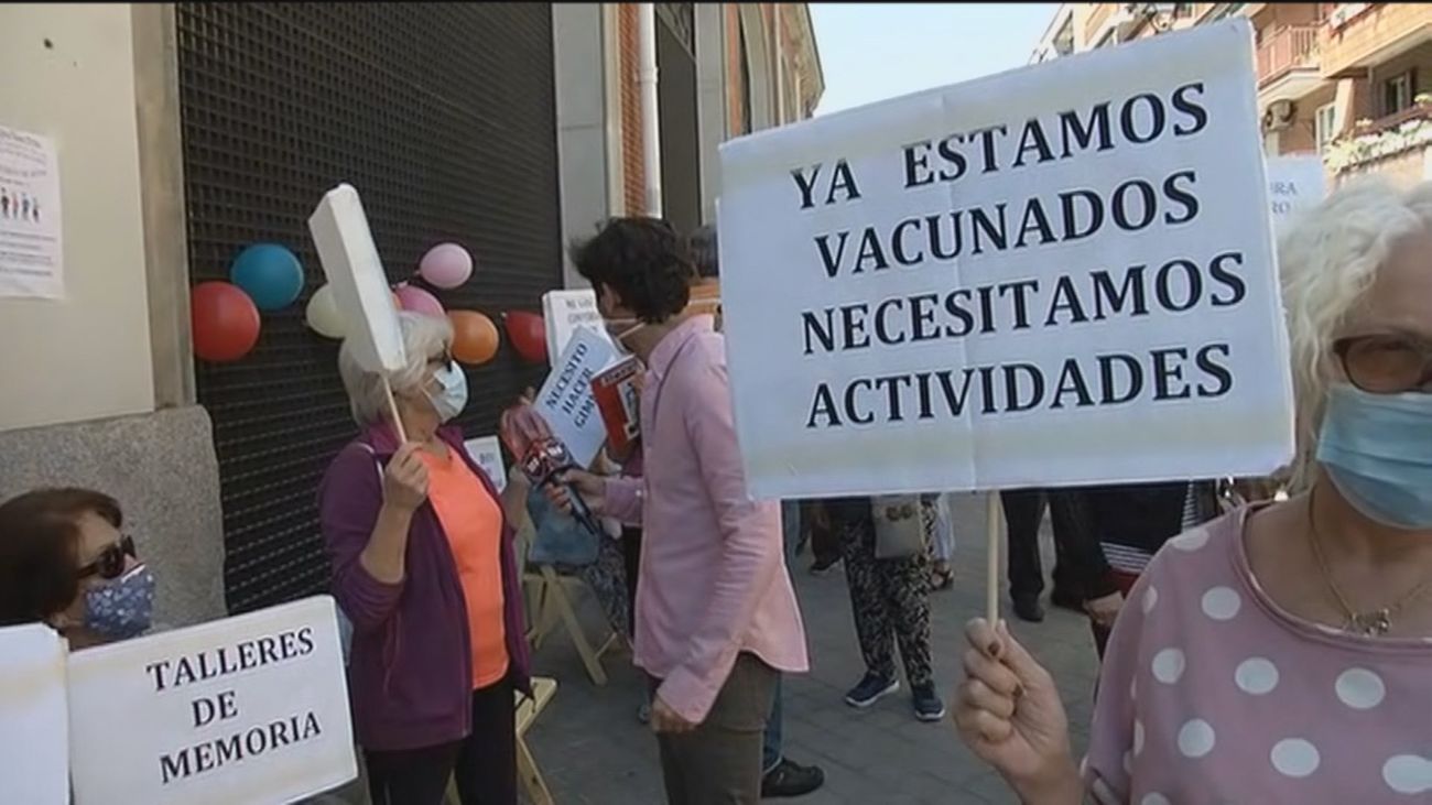 Sentada en Carabanchel para reclamar la apertura del centro de mayores Francisco de Goya