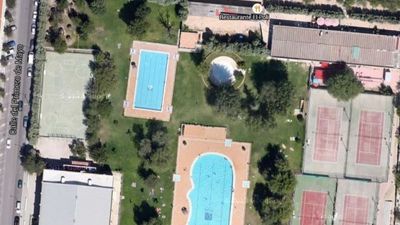 Los vecinos de Aranjuez a la espera de la apertura de la piscina Agustín Marañón