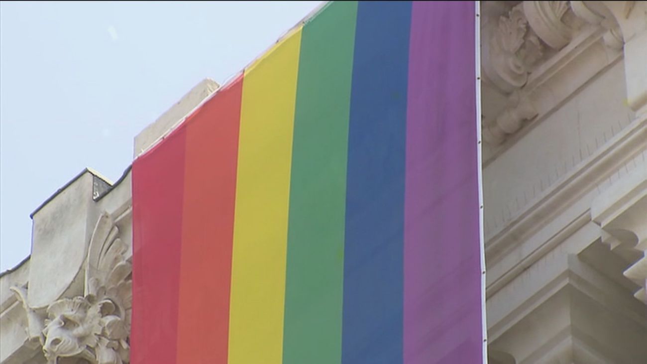 Madrid estudia donde ondear la bandera LGTBI  al no poder hacerlo en Cibeles