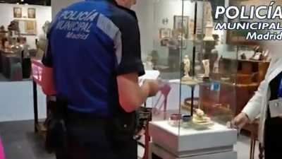 Intervenidas 12 piezas de marfil protegidas  en una feria de antigüedades en Madrid