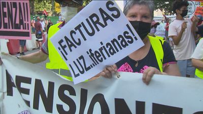 Protestan en defensa de los servicios públicos y contra la subida de la luz