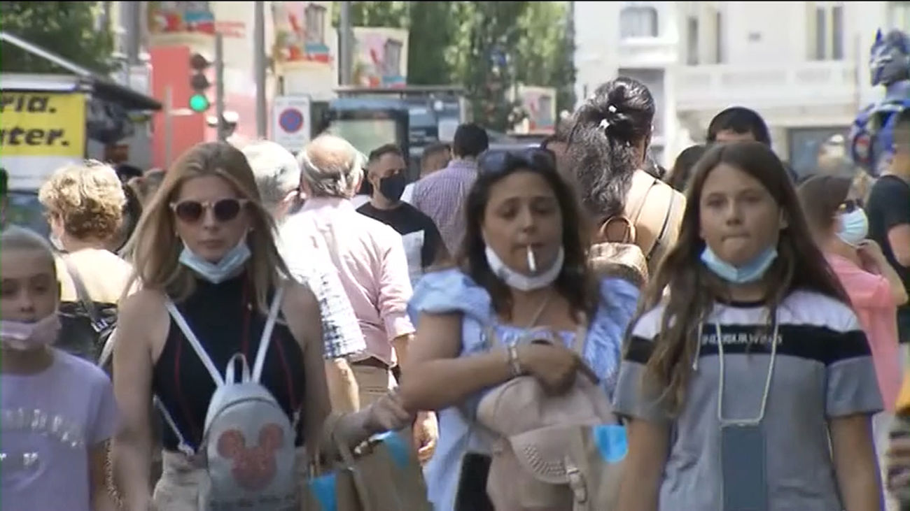 El Gobierno salva su "decreto de la sonrisa": la mascarilla seguirá siendo opcional al aire libre si hay distancia