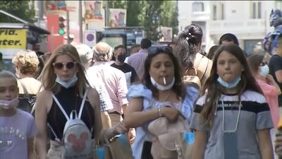 El Gobierno salva su "decreto de la sonrisa": la mascarilla seguirá siendo opcional al aire libre si hay distancia