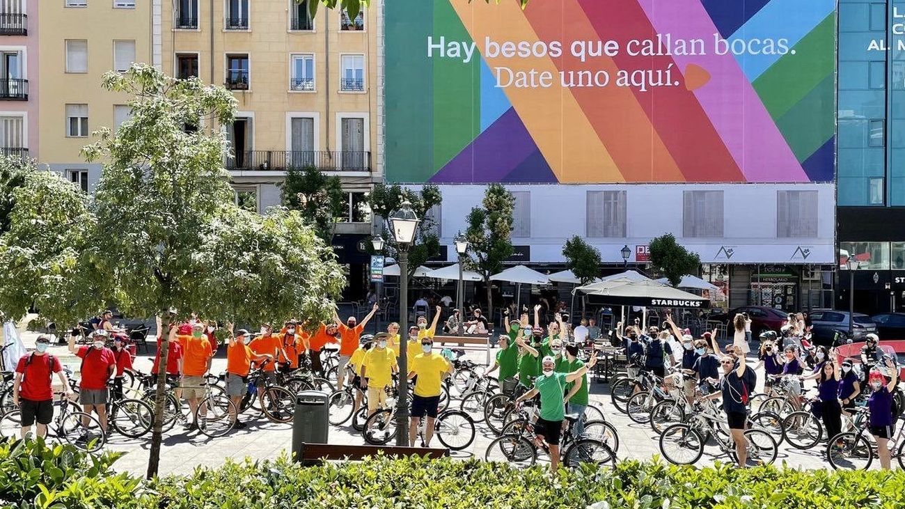Más Madrid realiza una ruta en bicicleta para exigir a Almeida que despliegue la bandera LGTBI en Cibeles